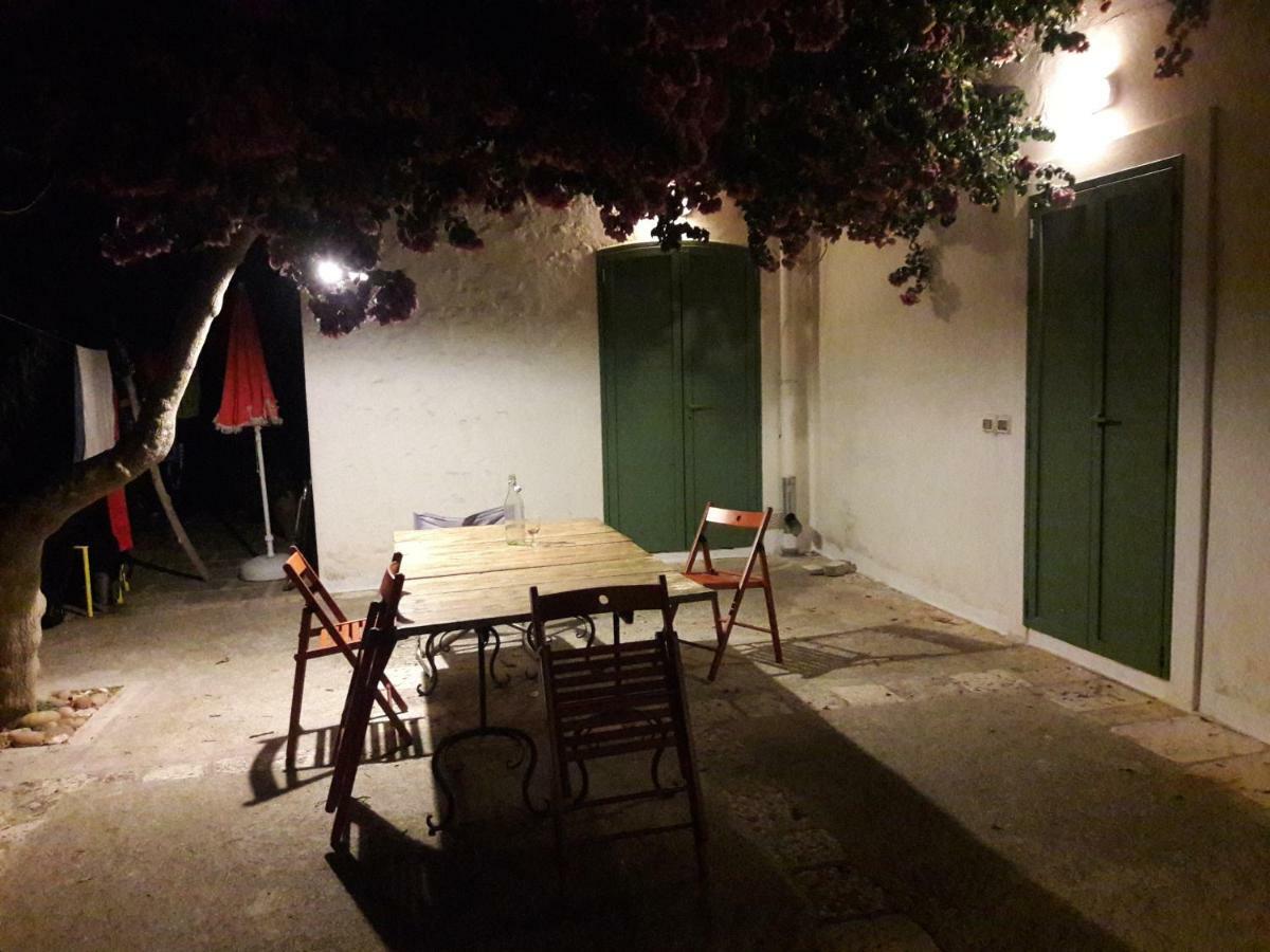 Fra Il Glicine E Il Sambuco Villa Monopoli Luaran gambar
